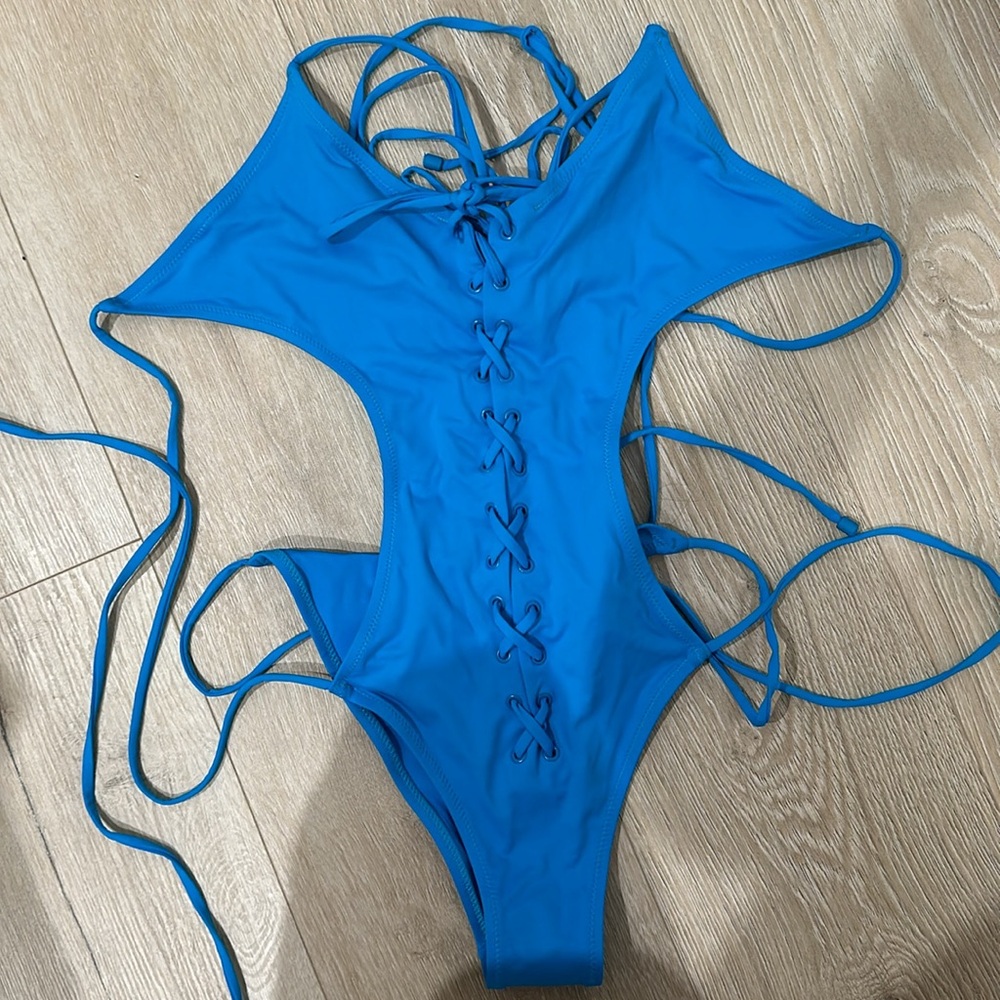 Skims one piece bathing suit color blue size medium. Monokini in turquoise.